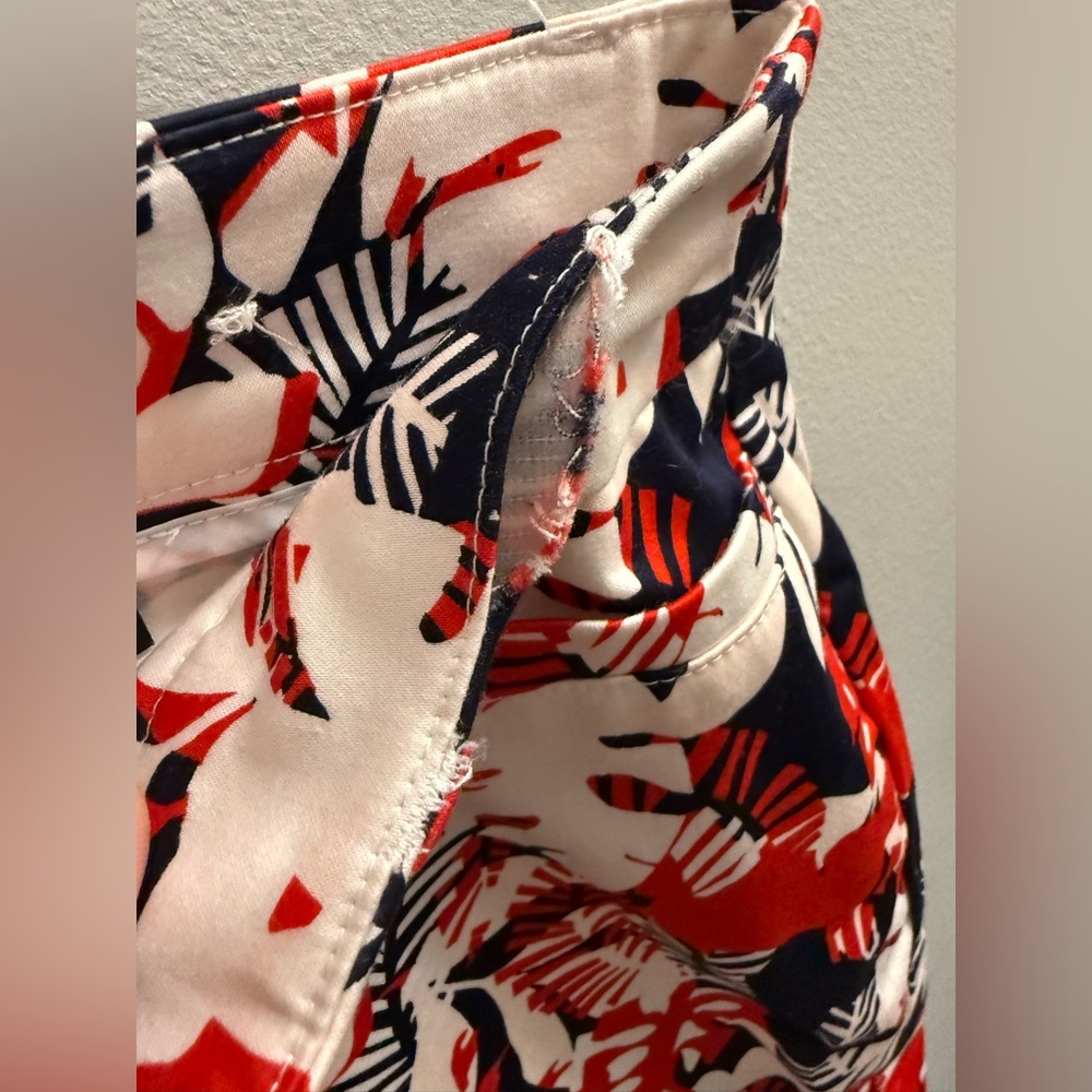 Reitmans | Vibrant Red and Navy Tropical Patterned Floral 7/8 Capri Pants - Picture 14 of 15